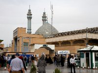 Aankomst in Qom voor het bezoeken van de Azam moskee bij de Schrijn van Fatima.